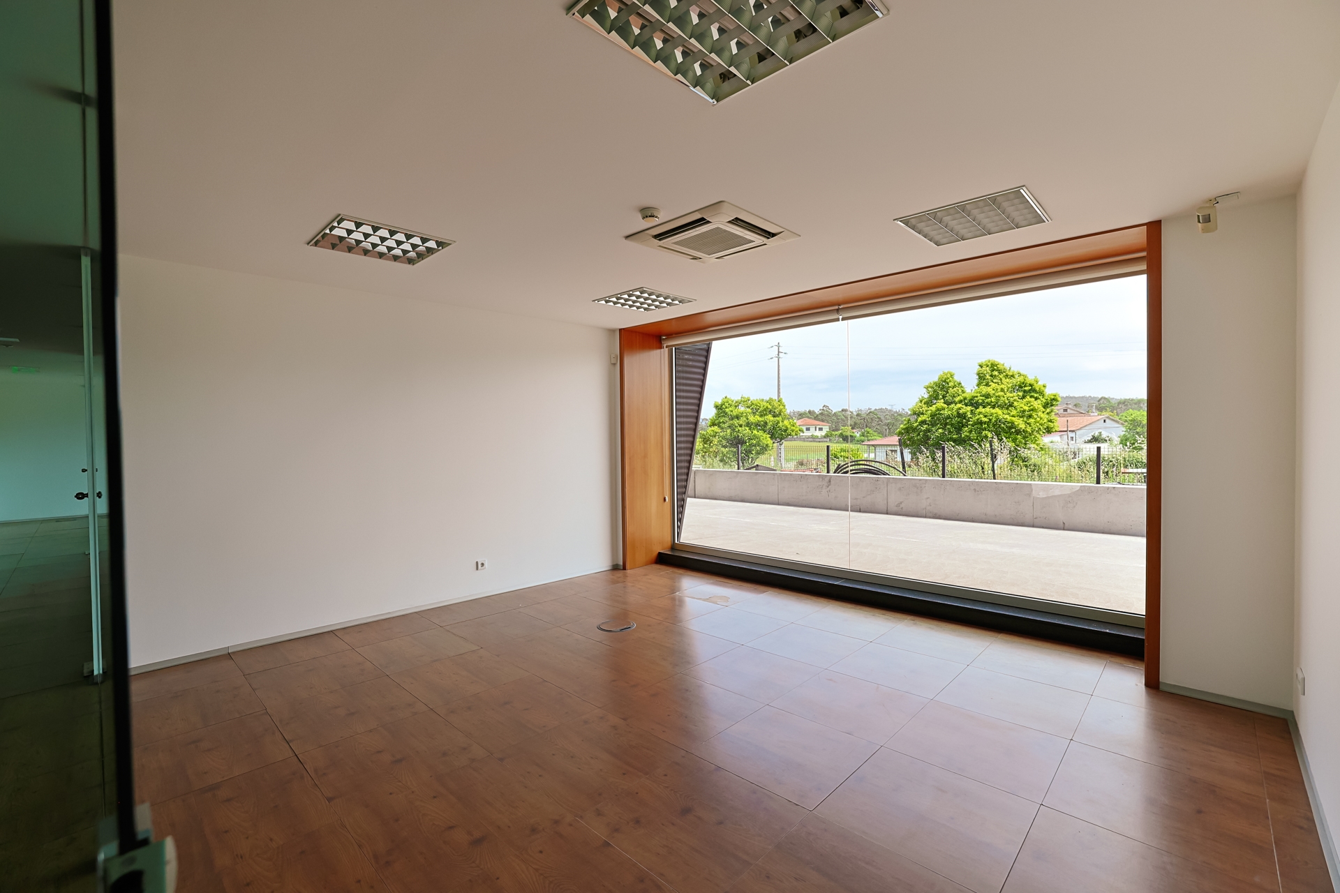 PAVILHÃO c/ Licença p/ Armazém e Serviços em Barcelos