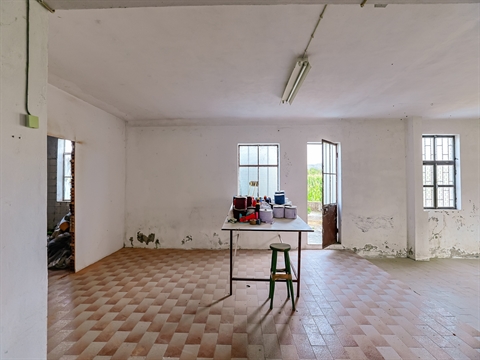 Moradia T4 c/ 376 m², jardim e riacho