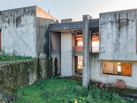 Projeto de Luxo para Concluir – Terreno + Estrutura em Alvelos