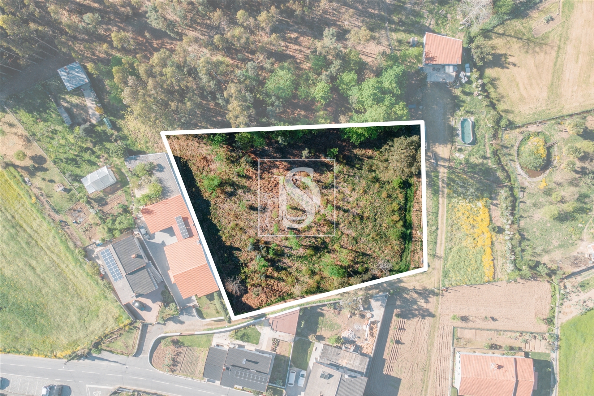 Terreno misto com mais de 2.700 m², localizado em Campo, Barcelos