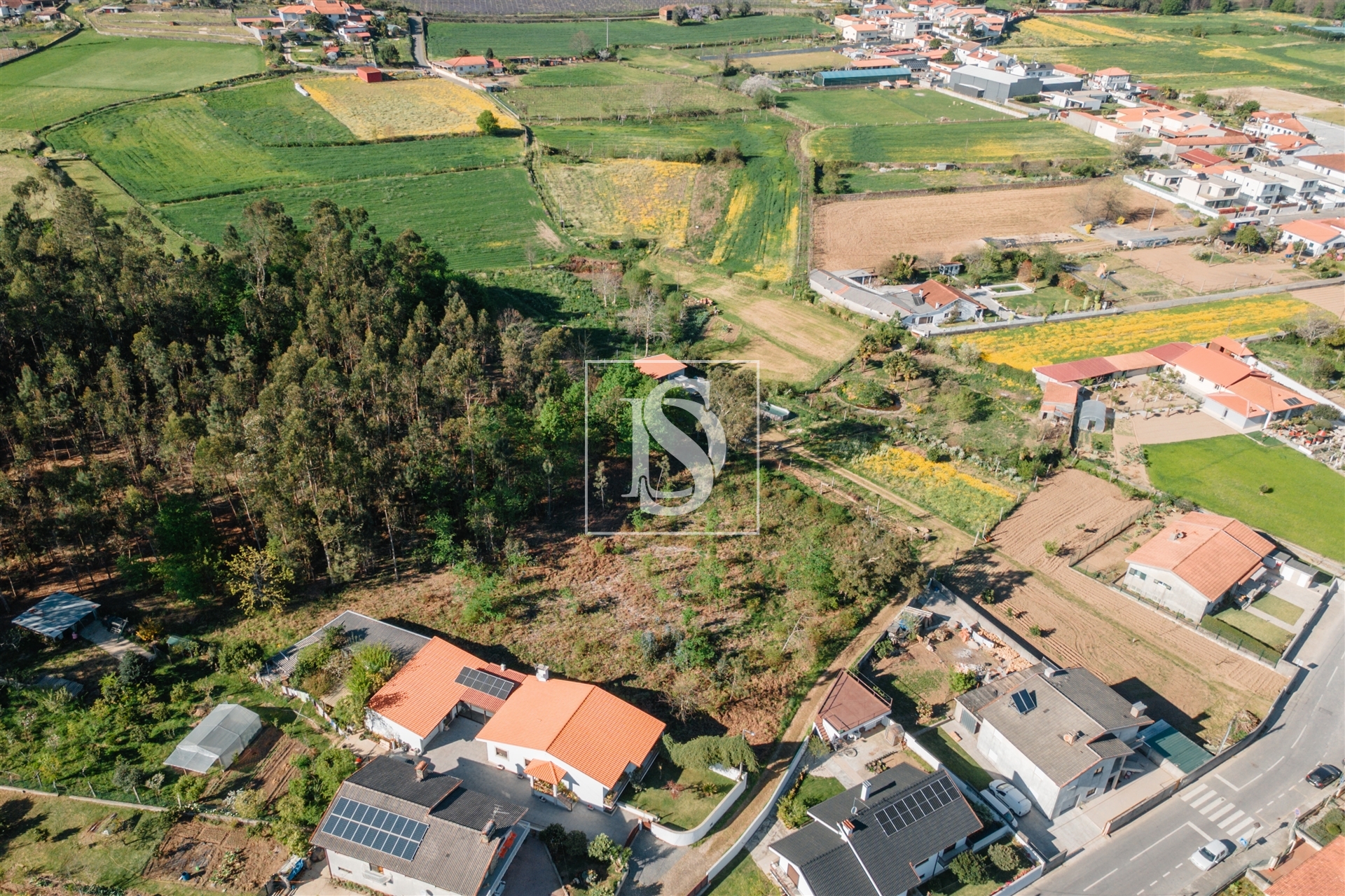 Terreno misto com mais de 2.700 m², localizado em Campo, Barcelos