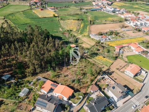 Terreno misto com mais de 2.700 m², localizado em Campo, Barcelos